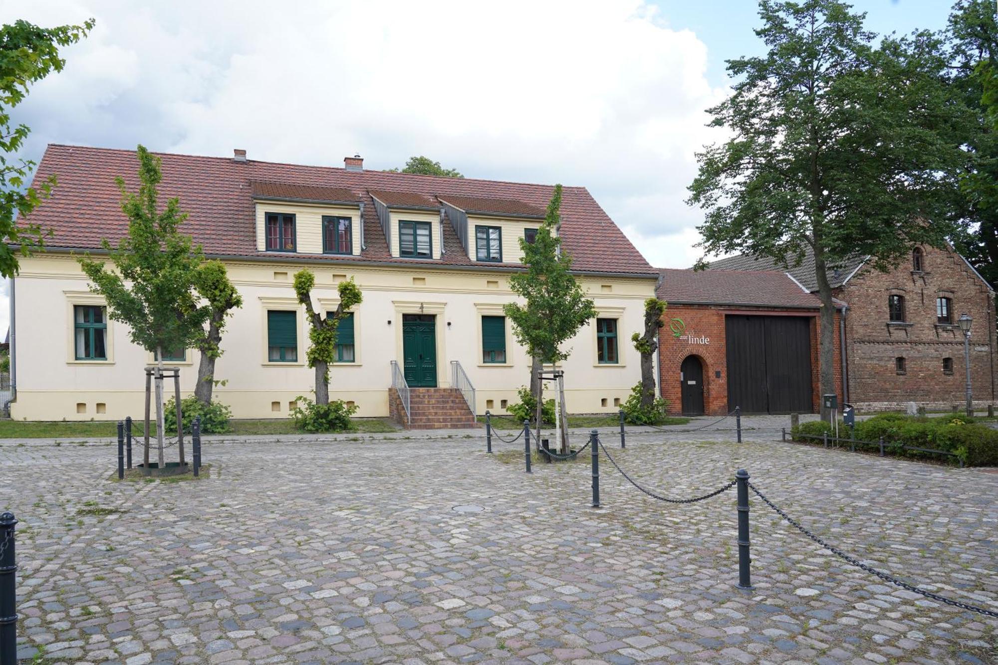 Hotel Zur Linde Dein Self Check In Michendorf Exterior photo